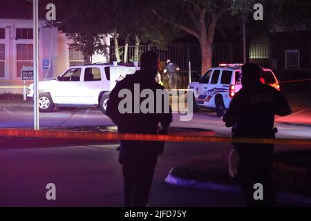 Houston, Stati Uniti. 1 luglio 2022. Sparare su West Airtex negli appartamenti Kimberly Pointe: Due adolescenti sono morti e un altro uomo è ferito dopo un tiro durante una festa in piscina. Credit: Robert Balli/Alamy Live News Foto Stock