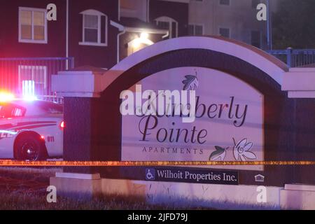 Houston, Stati Uniti. 1 luglio 2022. Sparare su West Airtex negli appartamenti Kimberly Pointe: Due adolescenti sono morti e un altro uomo è ferito dopo un tiro durante una festa in piscina. Credit: Robert Balli/Alamy Live News Foto Stock