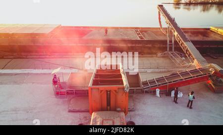 Carico di grano alla nave di carico. Porta elevatore granella. Porto industriale per il commercio marittimo, zona di carico alla rinfusa, terminale per la granella Foto Stock