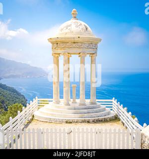 Tempio in marmo di White Son Marroig recintato da una recinzione bianca sopra il mare mediterraneo sulla costa nord-occidentale di Maiorca, vicino al villaggio di Deià. Foto Stock