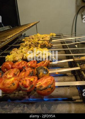 JUDJEH KEBAB spiedini di pollo alla griglia e spiedini di pomodoro su riso Foto Stock