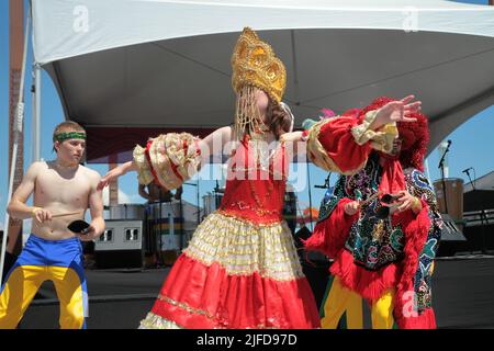 Vancouver, Canada. 2nd luglio 2022. Ogni anno, il 1 luglio, viene celebrata la Giornata del Canada. Il Canada Day è il giorno nazionale del Canada. La gente celebra il Canada Day con molto orgoglio, zelo ed entusiasmo. Questa giornata è tutta dedicata alla celebrazione di essere un canadese. Attraverso molte città canadesi, città e villaggi, vengono organizzate parate e bandiere (Credit Image: © Mazyar Asadi/Pacific Press via ZUMA Press Wire) Foto Stock