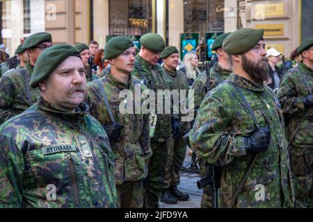 Unità di riserva volontaria alla sfilata militare del giorno della bandiera delle forze di difesa ad Aleksanterinkatu, Helsinki, Finlandia Foto Stock