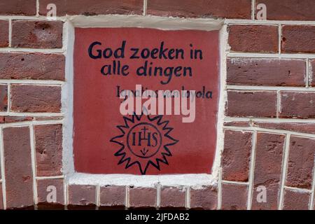 Slogan sull'edificio Ignatiushuis ad Amsterdam Paesi Bassi 28-6-2022 Foto Stock