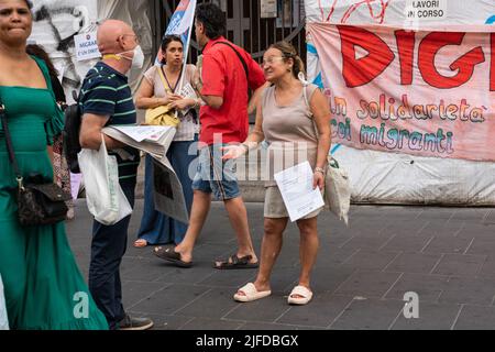 Napoli, Italia. 01st luglio 2022. Sit-in a Napoli contro il massacro di migranti a Melilla. La seduta si è svolta a Largo Enrico Berlinguer, Napoli. Credit: Independent Photo Agency/Alamy Live News Foto Stock