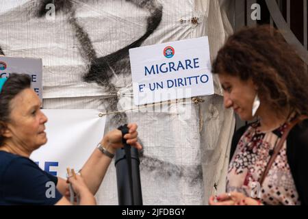 Napoli, Italia. 01st luglio 2022. Sit-in a Napoli contro il massacro di migranti a Melilla. La seduta si è svolta a Largo Enrico Berlinguer, Napoli. Credit: Independent Photo Agency/Alamy Live News Foto Stock