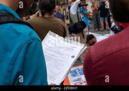 Napoli, Italia. 01st luglio 2022. Sit-in a Napoli contro il massacro di migranti a Melilla. La seduta si è svolta a Largo Enrico Berlinguer, Napoli. Credit: Independent Photo Agency/Alamy Live News Foto Stock