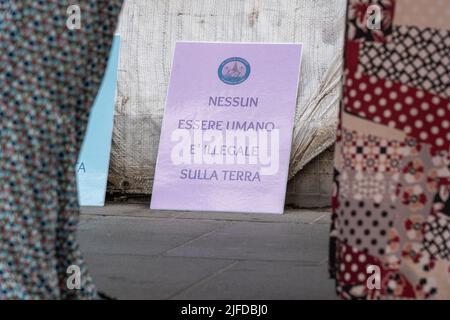 Napoli, Italia. 01st luglio 2022. Sit-in a Napoli contro il massacro di migranti a Melilla. La seduta si è svolta a Largo Enrico Berlinguer, Napoli. Credit: Independent Photo Agency/Alamy Live News Foto Stock