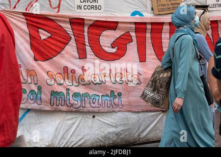 Napoli, Italia. 01st luglio 2022. Sit-in a Napoli contro il massacro di migranti a Melilla. La seduta si è svolta a Largo Enrico Berlinguer, Napoli. Credit: Independent Photo Agency/Alamy Live News Foto Stock