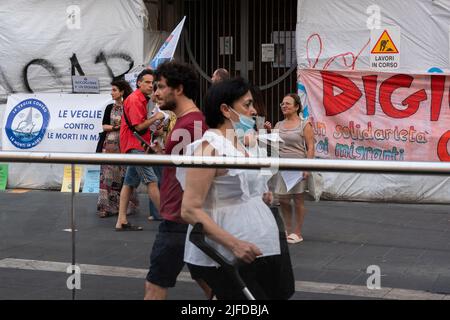 Napoli, Italia. 01st luglio 2022. Sit-in a Napoli contro il massacro di migranti a Melilla. La seduta si è svolta a Largo Enrico Berlinguer, Napoli. Credit: Independent Photo Agency/Alamy Live News Foto Stock