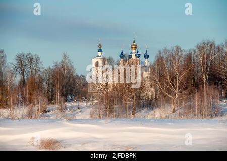 Chiesa della Trasfigurazione del Signore in un giorno d'inverno nel villaggio di Povodnevo, distretto di Mishkinsky, regione di Yaroslavl, Russia Foto Stock