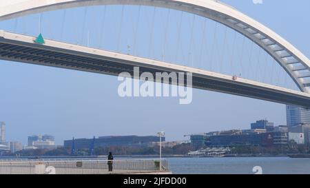 Il ponte Lupu sul fiume Huangpu a Shanghai, in Cina, in una giornata di sole Foto Stock