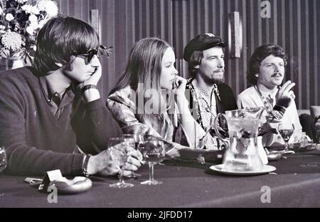 MAMAMASA E IL GRUPPO PAPAS US ro k con Michelle Phillips nell'ottobre 1967. Foto: Tony Gale Foto Stock