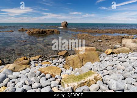 Vista panoramica sul mare di Greencliff Beach, con rocce esposte, piscine rocciose e vista mare verso Lundy Island a Low Tide: Greencliff, vicino a Bideford, Foto Stock