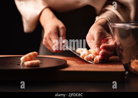 Cucina tradizionale cinese tre gnocchi freschi ripieno preparazione, gamberi freschi tagliati a pezzi - foto di scorta Foto Stock