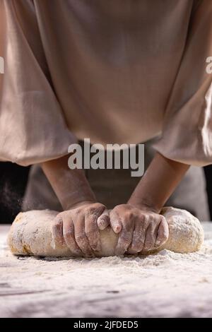 Impastare l'impasto, il tradizionale processo di preparazione della pasta cinese al siero di latte - foto di scorta Foto Stock