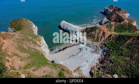 Vista aerea delle scogliere a Thornwick Bay vicino a Flamborough Head nello Yorkshire, sulla costa nord-orientale dell'Inghilterra. Foto Stock