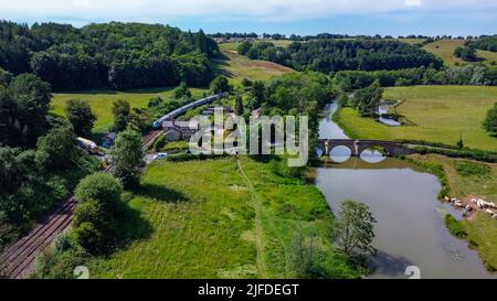 Vista aerea di un treno che passa attraverso il villaggio di Kirkham nel Distretto Ryedale del North Yorkshire nel nord-est dell'Inghilterra Foto Stock