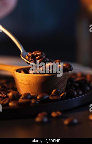 Selezione e servizio di chicchi di caffè, barista che prepara caffè artigianale - foto di scorta Foto Stock