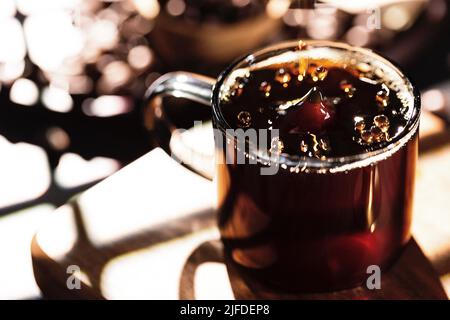 Il caffè viene filtrato, il tradizionale processo di preparazione del caffè fatto a mano - foto di scorta Foto Stock