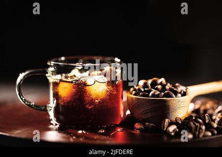 Ghiacciato Americano, il tradizionale processo di preparazione del caffè artigianale - foto di scorta Foto Stock