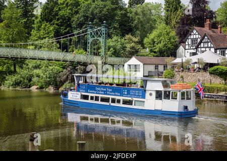 Una barca da diporto sul fiume Severn che si avvicina al Port Hill Suspension Bridge, Shrewsbury, Shropshire Foto Stock