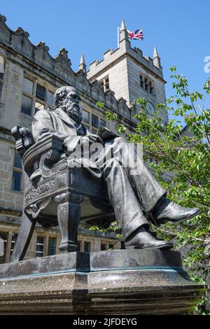 Statua di Charles Darwin di fronte alla biblioteca, Shrewsbury, Shropshire Foto Stock
