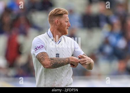 Birmingham, Regno Unito. 02nd luglio 2022. Ben Stokes d'Inghilterra segnala al suo team di Birmingham, Regno Unito il 7/2/2022. (Foto di Mark Cosgrove/News Images/Sipa USA) Credit: Sipa USA/Alamy Live News Foto Stock