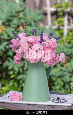 romantico bouquet di rose rosa e lavanda in brocca d'epoca Foto Stock