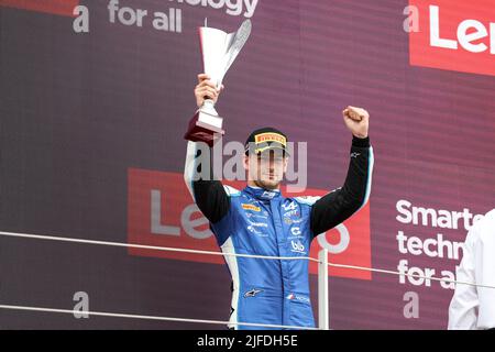 Silverstone, Regno Unito. 02nd luglio 2022. MARTINS Victor (fra), ART Grand Prix, Dallara F3, podio ritratto durante il round 4th del Campionato FIA di Formula 3 2022, sul circuito di Silverstone, dal 1 al 3 luglio 2022 a Silverstone, Regno Unito - Foto Florent Gooden / DPPI Credit: DPPI Media/Alamy Live News Foto Stock