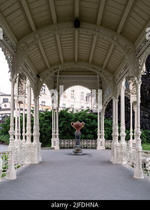 Karlovy Vary, Boemia, Repubblica Ceca - Maggio 27 2022: Serpente Primavera o Hady Pramen nel Parco Colonnade o Sadova Kolonada Foto Stock