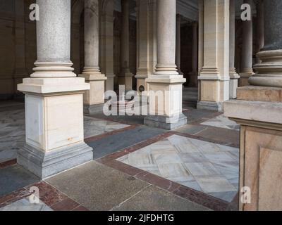 Pramen Libuse o sorgente di Libuse nel Mulino Colonnade, chiamato anche Mlynska Kolonada in Karlovy Vary, Boemia, Repubblica Ceca Foto Stock