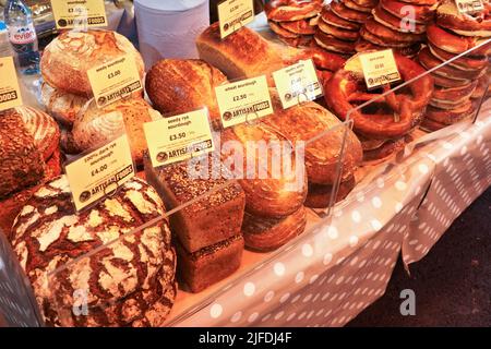 Londra, Regno Unito - 01 febbraio 2019: Vari tipi di pane artigianale fatto in casa in mostra al mercato alimentare di strada Foto Stock