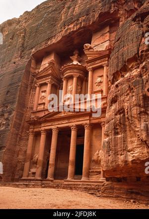 Fronte di al-Khazneh (tempio del Tesoro intagliato in pietra muro - attrazione principale) nella città perduta di Petra Foto Stock