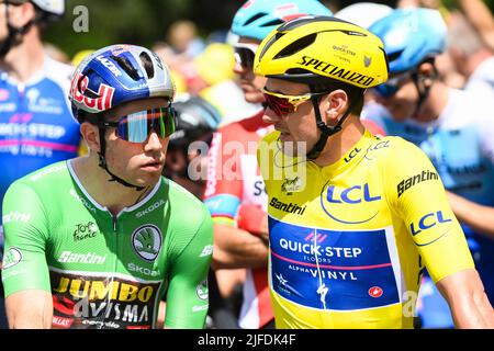 Danimarca. 02nd luglio 2022. Il belga Wout Van Aert di Jumbo-Visma e il belga Yves Lampaert di Quick-Step Alpha Vinyl raffigurato all'inizio della seconda tappa della gara ciclistica Tour de France, una gara di 202,2 km tra Roskilde e Nyborg, Danimarca, sabato 02 luglio 2022. Il Tour de France di quest'anno si svolge dal 01 al 24 luglio 2022 e inizia con tre tappe in Danimarca. FOTO DI BELGA DAVID STOCKMAN Credit: Belga News Agency/Alamy Live News Foto Stock