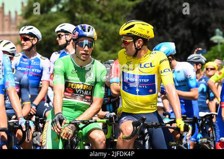Danimarca. 02nd luglio 2022. Il belga Wout Van Aert di Jumbo-Visma e il belga Yves Lampaert di Quick-Step Alpha Vinyl raffigurato all'inizio della seconda tappa della gara ciclistica Tour de France, una gara di 202,2 km tra Roskilde e Nyborg, Danimarca, sabato 02 luglio 2022. Il Tour de France di quest'anno si svolge dal 01 al 24 luglio 2022 e inizia con tre tappe in Danimarca. FOTO DI BELGA DAVID STOCKMAN Credit: Belga News Agency/Alamy Live News Foto Stock