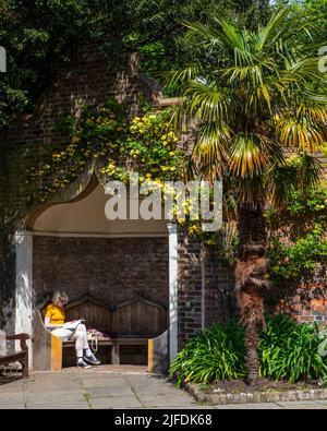 Londra, Regno Unito - Maggio 5th 2022: Una signora che si rilassa nella splendida zona di Holland Park a Londra, Regno Unito. Foto Stock