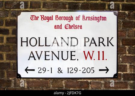 Londra, Regno Unito - Maggio 5th 2022: Un cartello stradale per Holland Park Avenue a Kensington, Londra, Regno Unito. Foto Stock