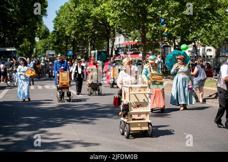 Berlino, Germania. 02nd luglio 2022. I giocatori di organo barile camminano giù Kurfürstendamm in una parata al festival internazionale dell'organo del barrel 41st. La sfilata è il momento culminante del festival degli organi a botte ogni anno, con giocatori di organi a botte provenienti da tutto il mondo. Credit: Christophe Gateau/dpa/Alamy Live News Foto Stock
