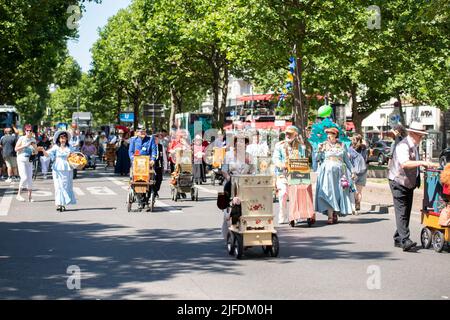 Berlino, Germania. 02nd luglio 2022. I giocatori di organo barile camminano giù Kurfürstendamm in una parata al festival internazionale dell'organo del barrel 41st. La sfilata è il momento culminante del festival degli organi a botte ogni anno, con giocatori di organi a botte provenienti da tutto il mondo. Credit: Christophe Gateau/dpa/Alamy Live News Foto Stock