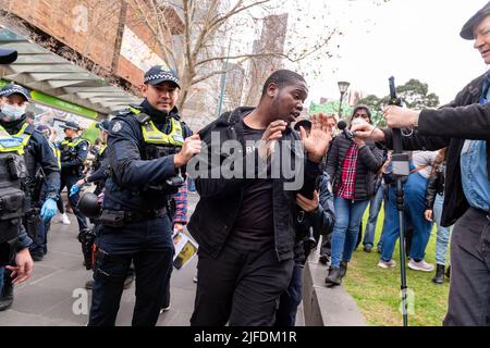 Melbourne, Australia, 2 luglio 2022. Un attivista cristiano anti-aborto viene portato via dalla polizia durante una protesta a favore della scelta a Melbourne che è stata tenuta in reazione alla decisione della Corte Suprema degli Stati Uniti di rovesciato Roe contro Wade e abolire il diritto costituzionale all'aborto negli Stati Uniti. Credit: Michael Currie/Speed Media/Alamy Live News Foto Stock