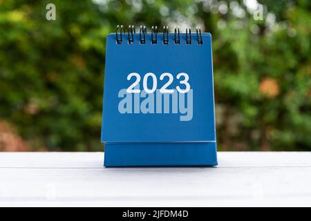 calendario da tavolo di 2023 colori blu con spazio per la copia Foto Stock