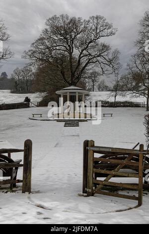 ABA Magna carta monumento a Runnymede in neve Foto Stock