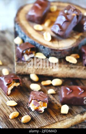 Barrette di cioccolato con arachidi e caramello. Foto Stock
