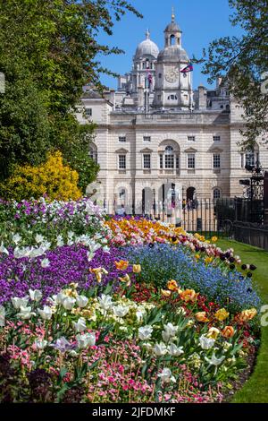 Londra, Regno Unito - Aprile 20th 2022: Vista delle Guardie Cavallo dai bellissimi fiori al St. Jamess Park a Londra, Regno Unito. Foto Stock