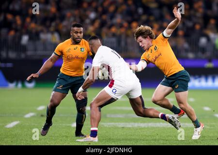 Perth, Australia, 2 luglio 2022. Joe Cokanasiga d'Inghilterra è stato affrontato durante il test match internazionale di rugby tra l'Australia Wallaby e l'Inghilterra all'Optus Stadium il 02 luglio 2022 a Perth, Australia. Credit: Graham Conaty/Speed Media/Alamy Live News Foto Stock