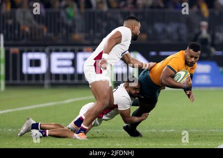 Perth, Australia, 2 luglio 2022. Il SAMU Kerevi dei Wallabies viene affrontato durante il test match internazionale di rugby tra l'Australia Wallaby e l'Inghilterra all'Optus Stadium il 02 luglio 2022 a Perth, Australia. Credit: Graham Conaty/Speed Media/Alamy Live News Foto Stock