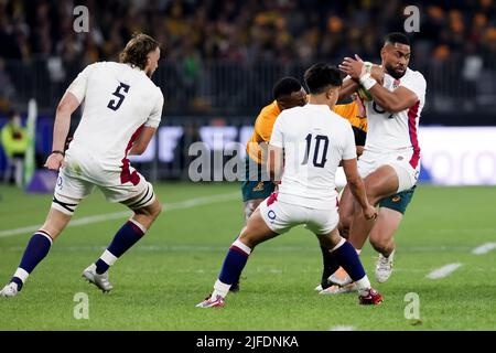 Perth, Australia, 2 luglio 2022. Joe Cokanasiga d'Inghilterra è stato affrontato durante il test match internazionale di rugby tra l'Australia Wallaby e l'Inghilterra all'Optus Stadium il 02 luglio 2022 a Perth, Australia. Credit: Graham Conaty/Speed Media/Alamy Live News Foto Stock