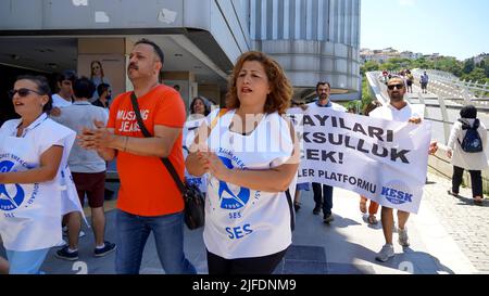 Izmir, Turchia. 01st luglio 2022. La Confederation of Public Workers' Unions Izmir Branches Platform ha tenuto un comunicato stampa per protestare contro la crisi economica e i dati dell'Istituto statistico turco, che vengono ufficialmente annunciati ogni mese sul tasso di inflazione. Credit: İdil Toffolo/Alamy Live News Foto Stock