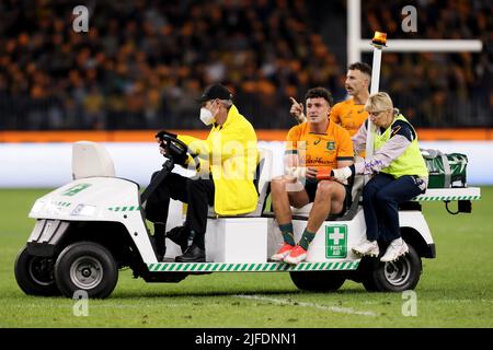 Perth, Australia, 2 luglio 2022. Tom Banks of the Wallaby lascia il campo di gioco dopo essere stato ferito durante il test match internazionale di rugby tra l'Australia Wallaby e l'Inghilterra all'Optus Stadium il 02 luglio 2022 a Perth, Australia. Credit: Graham Conaty/Speed Media/Alamy Live News Foto Stock